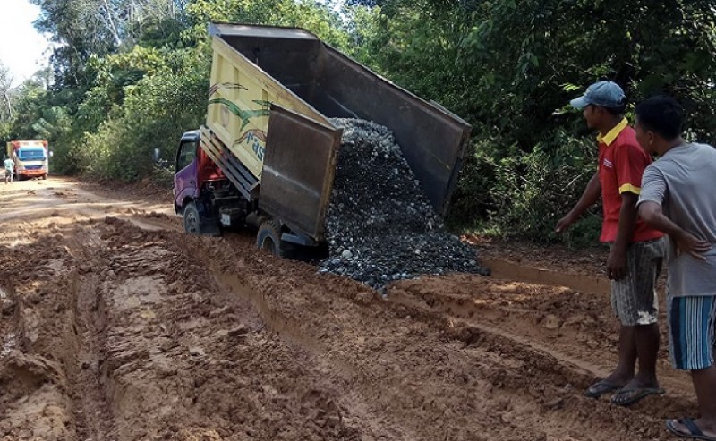 Cisadane Sawit Raya Lakukan Penimbunan Jalan Dengan Letrik, di Dusun IV, Beringin Makmur II