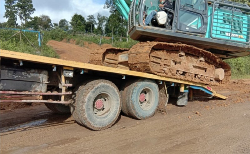 Dukung Perbaikan Infrastruktur Jalan, Cisadane Sawit Raya Kerahkan Alat Berat